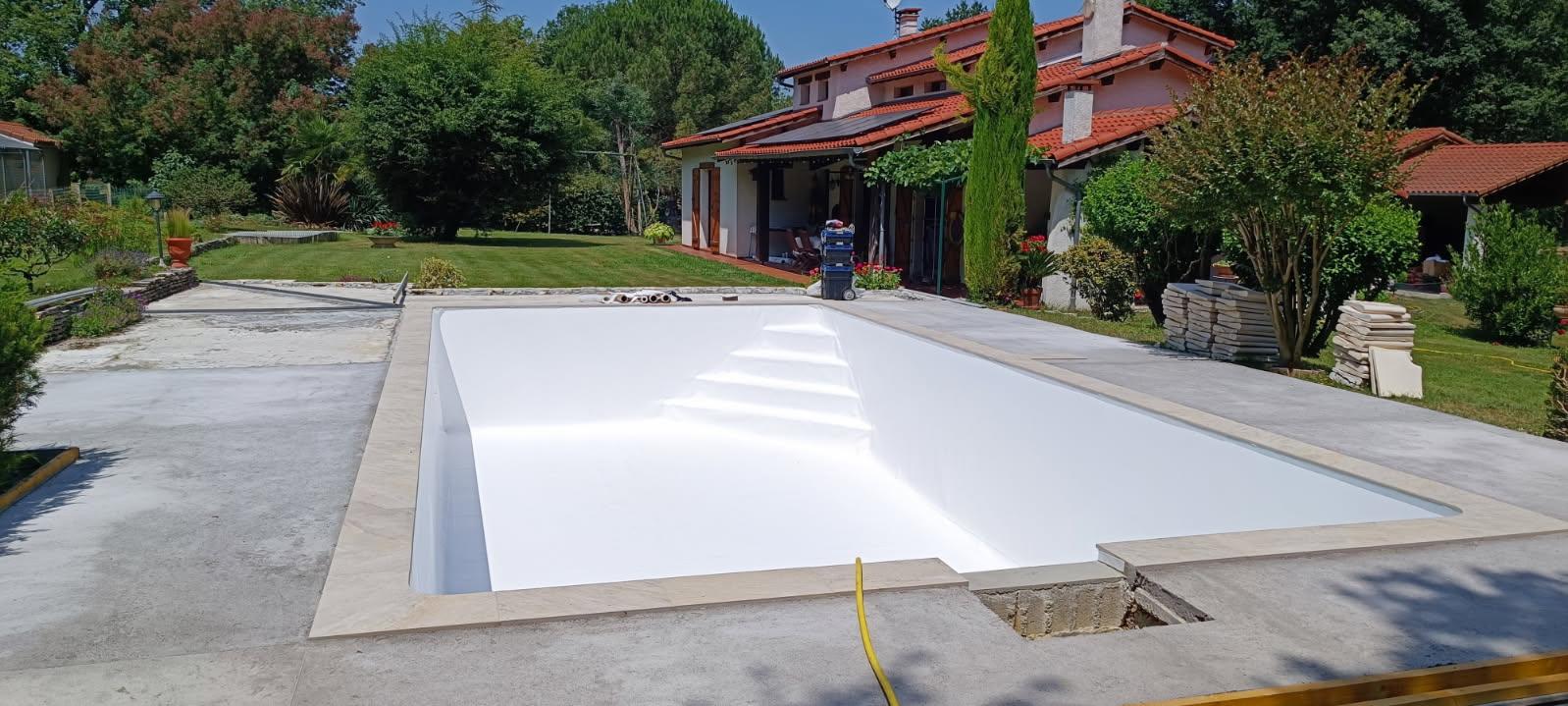 Piscine 10x5 à Poucharamet (31) : construction neuve avec membrane armée blanche