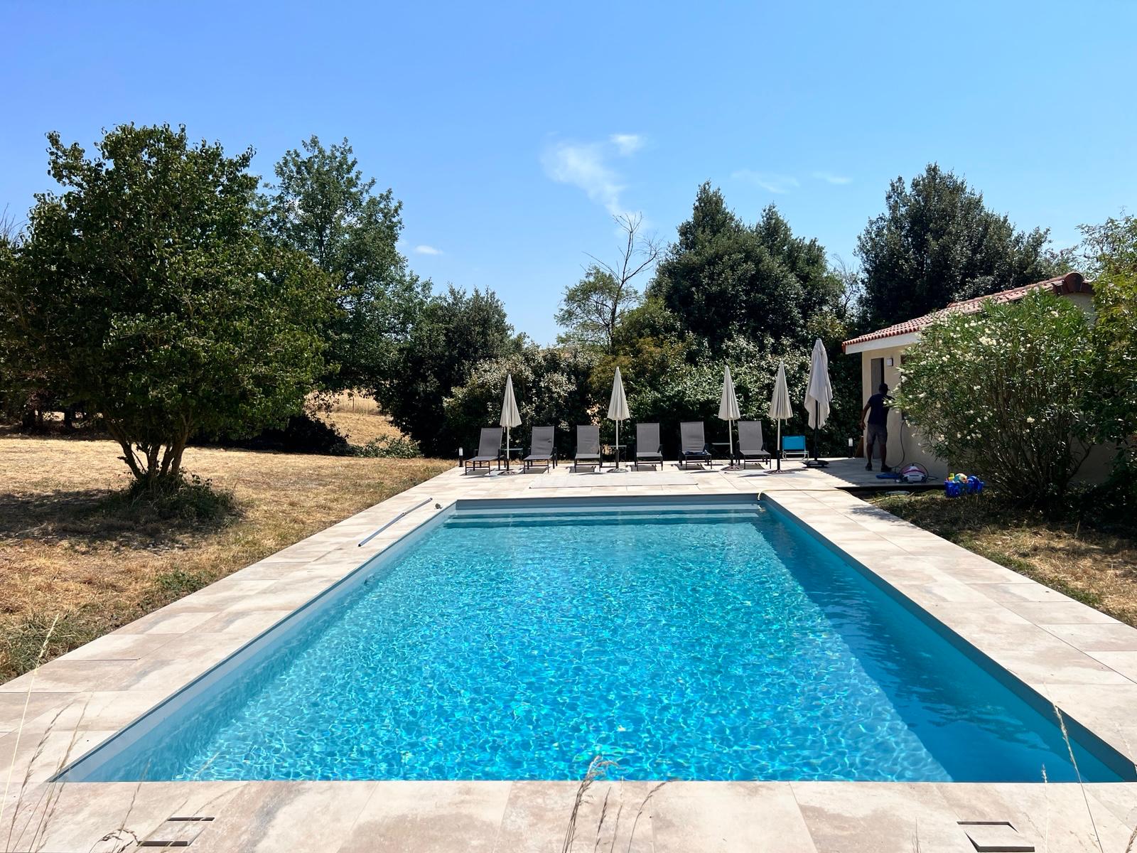 Rénovation complète d'une piscine Magiline dans le Lauragais — Membrane Stoneflex, filtration connectée, plages et pool house